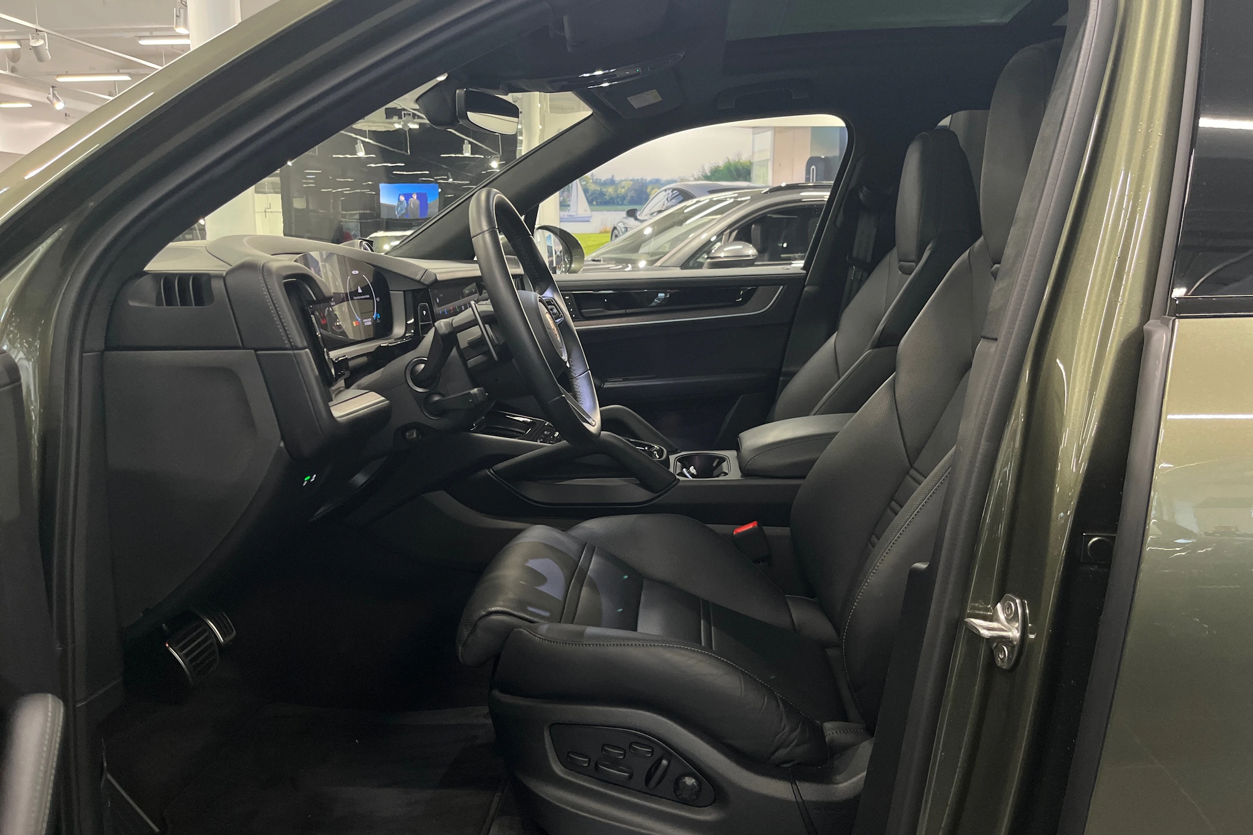 met. vihreä Porsche Cayenne 2025 kuva 15.