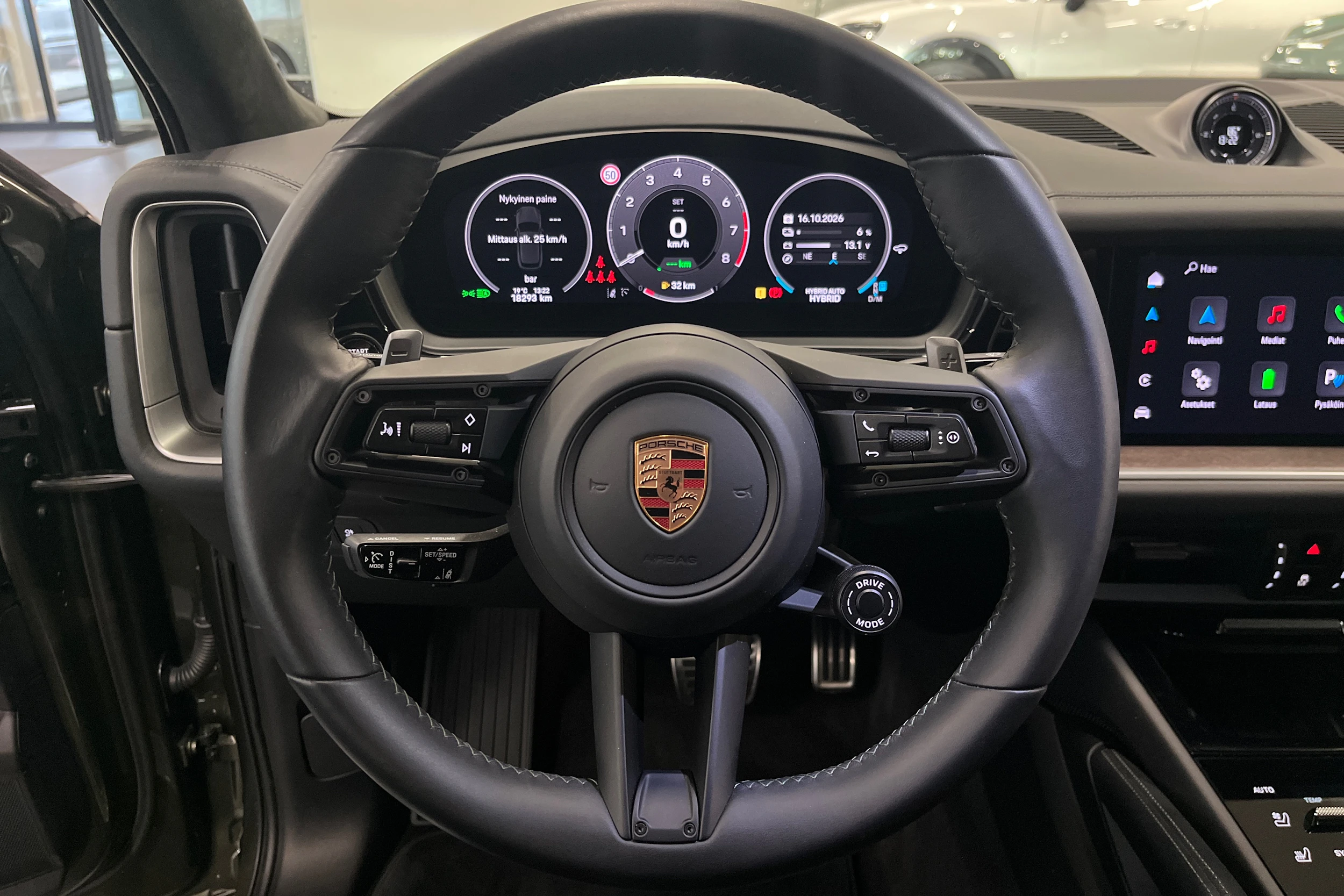met. vihreä Porsche Cayenne 2025 kuva 16.