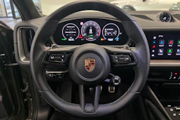 met. vihreä Porsche Cayenne 2025 kuva 16.