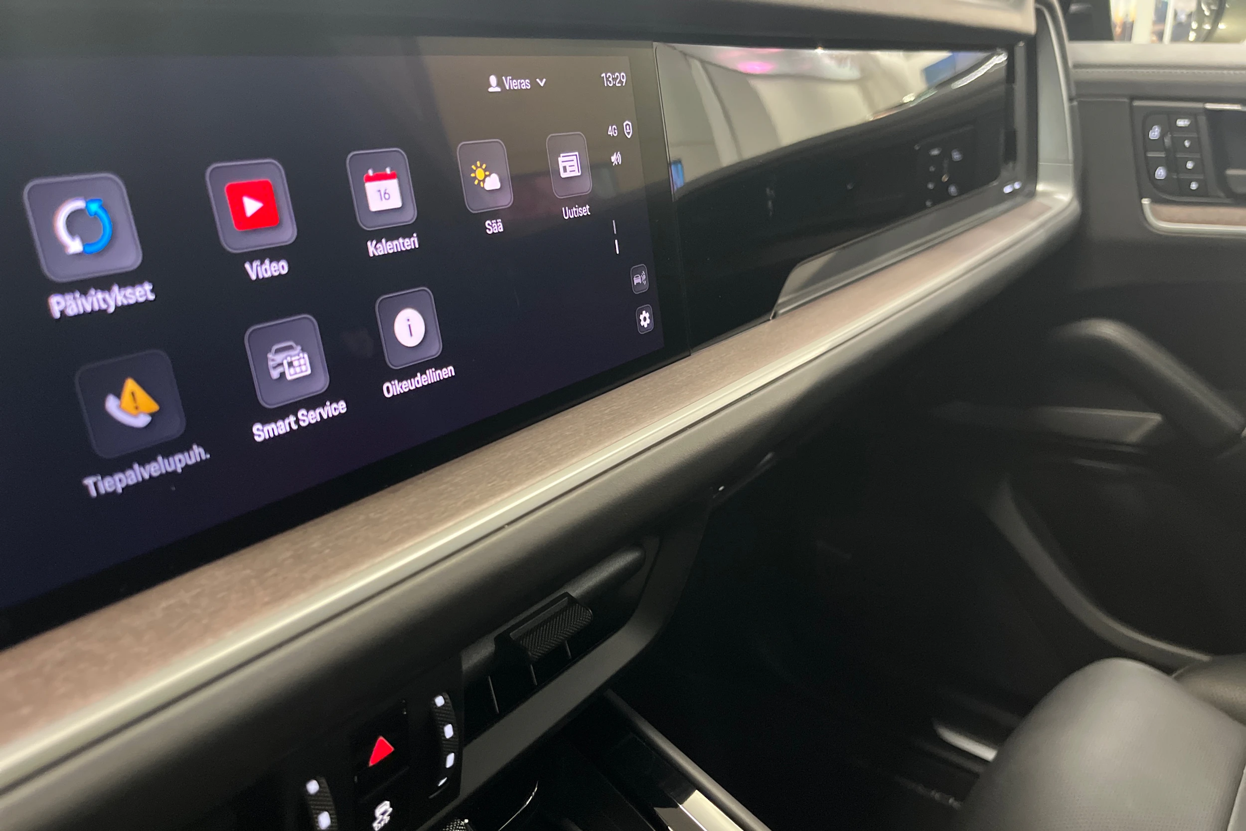 met. vihreä Porsche Cayenne 2025 kuva 28.