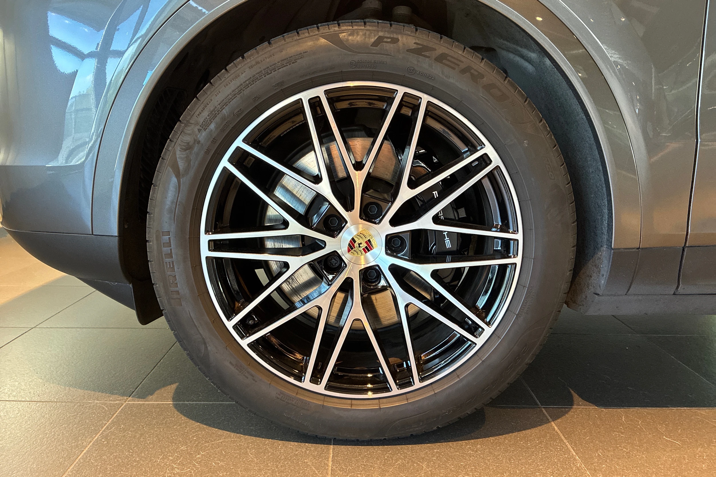 harmaa Porsche Cayenne 2025 kuva 10.