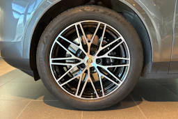 harmaa Porsche Cayenne 2025 kuva 10.