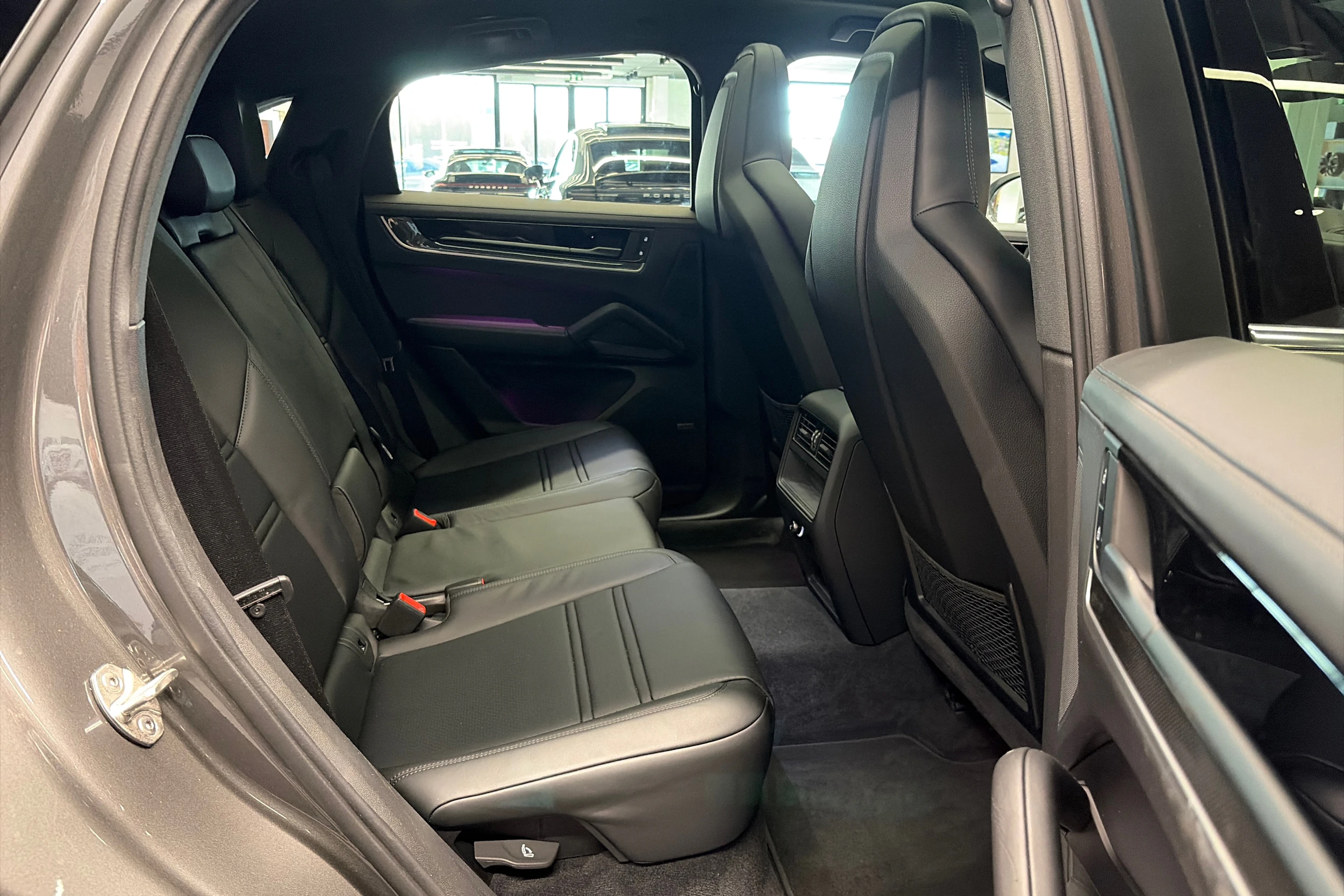 Harmaa Porsche Cayenne 2025 kuva 25.