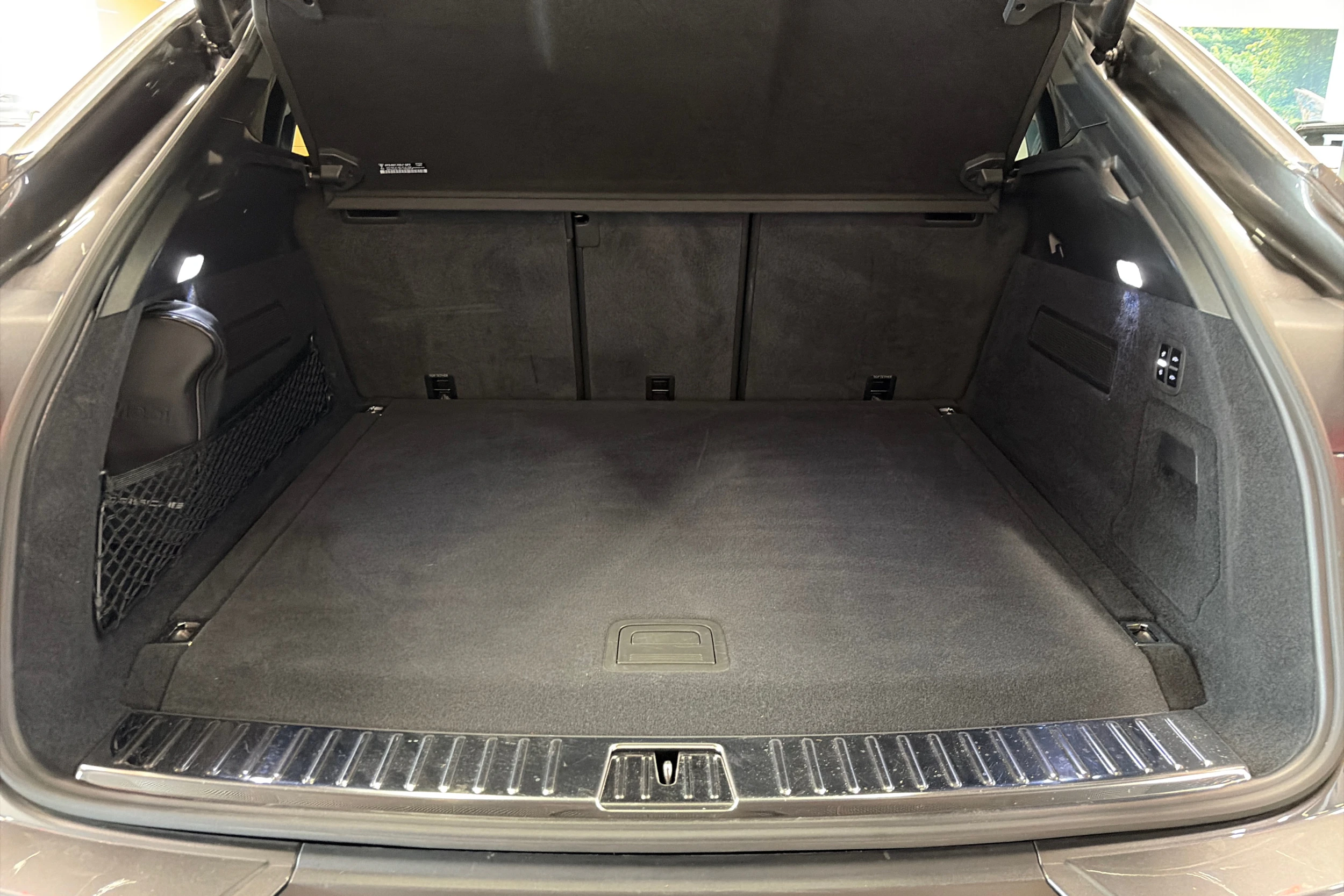 Harmaa Porsche Cayenne 2025 kuva 26.