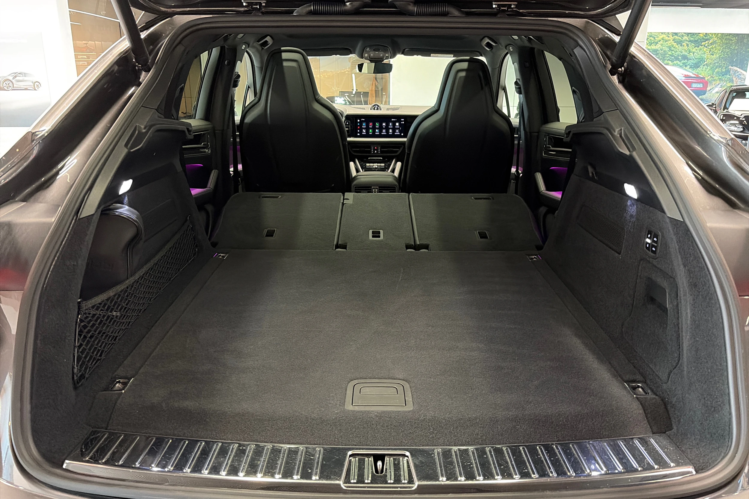 Harmaa Porsche Cayenne 2025 kuva 27.
