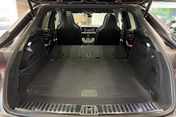 Harmaa Porsche Cayenne 2025 kuva 27.