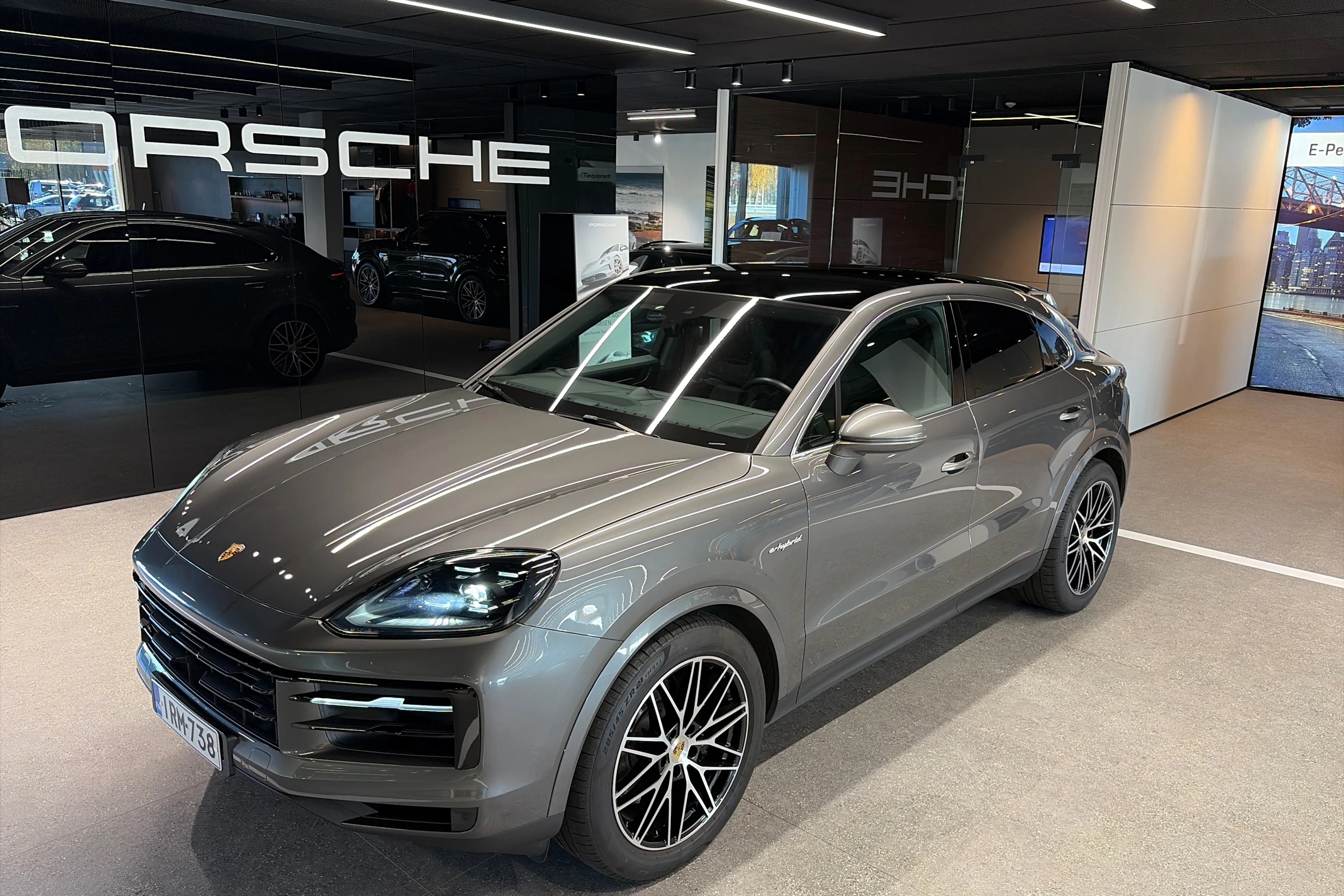 Harmaa Porsche Cayenne 2025 kuva 29.