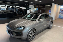 Harmaa Porsche Cayenne 2025 kuva 29.