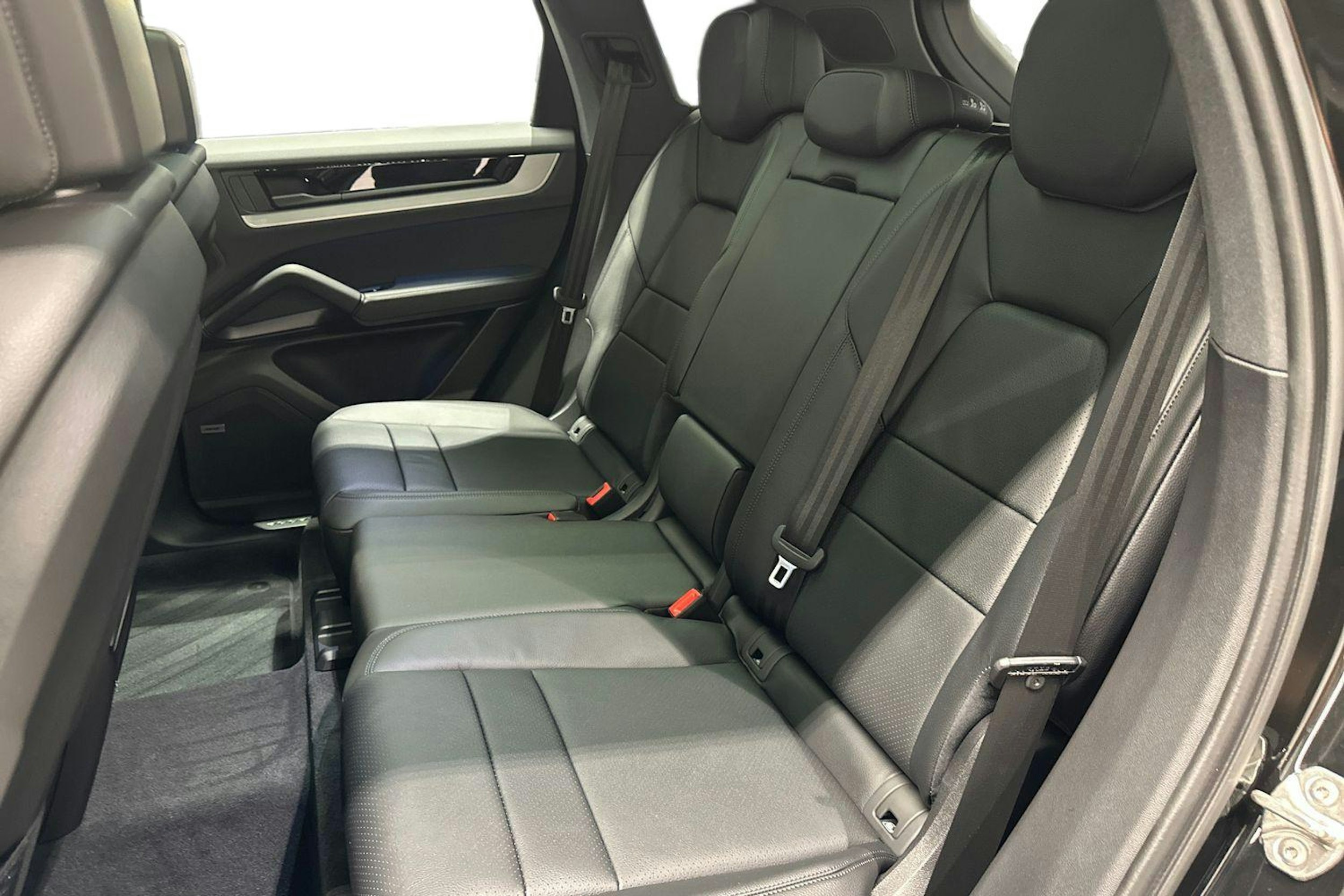 musta Porsche Cayenne 2025 kuva 8.