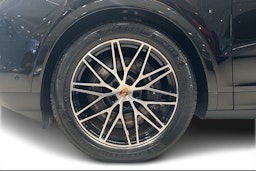 musta Porsche Cayenne 2025 kuva 9.