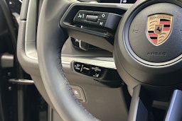 musta Porsche Cayenne 2025 kuva 12.