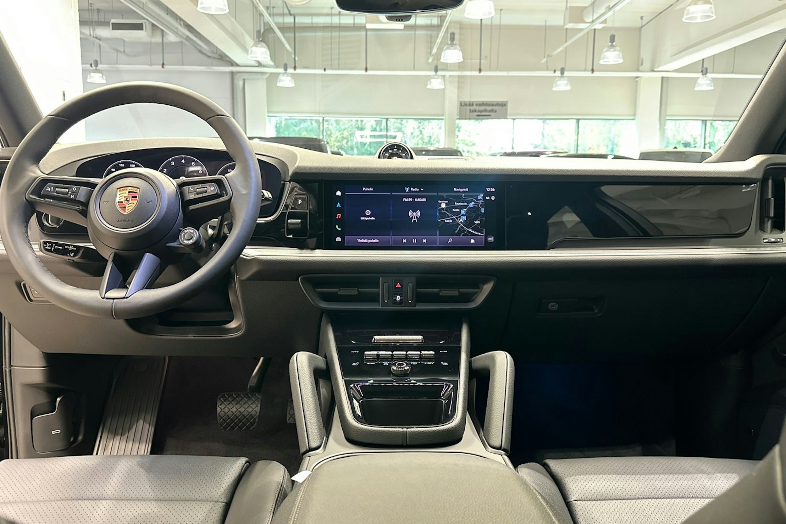 musta Porsche Cayenne 2025 kuva 13.