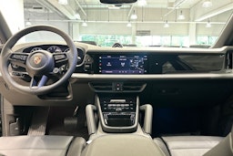 musta Porsche Cayenne 2025 kuva 13.