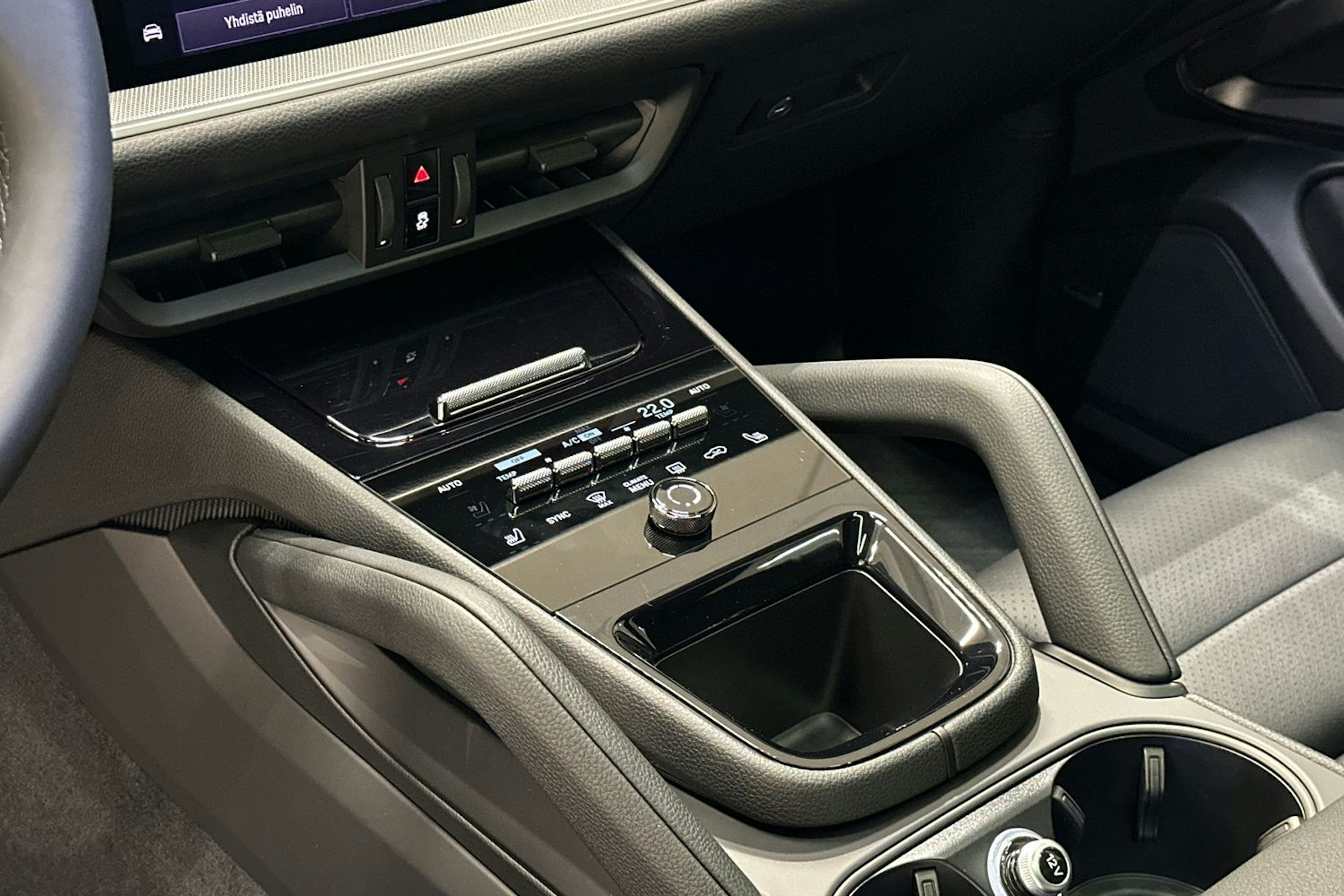 musta Porsche Cayenne 2025 kuva 14.