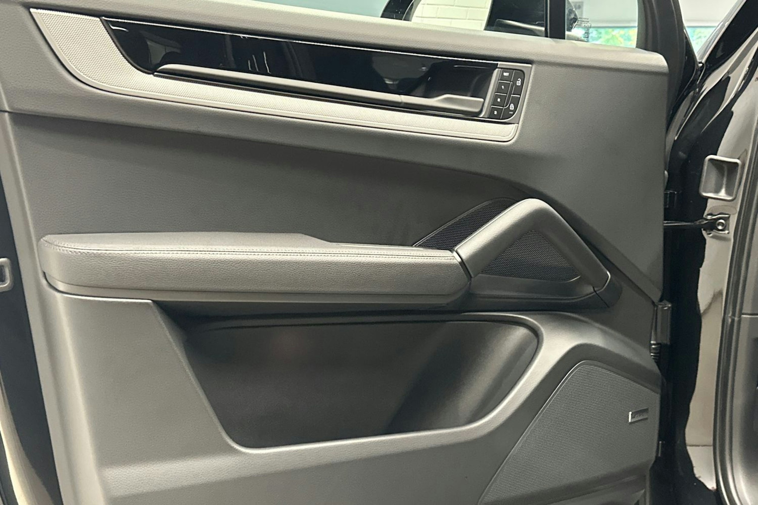 musta Porsche Cayenne 2025 kuva 15.