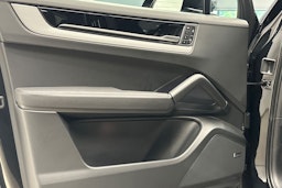 musta Porsche Cayenne 2025 kuva 15.