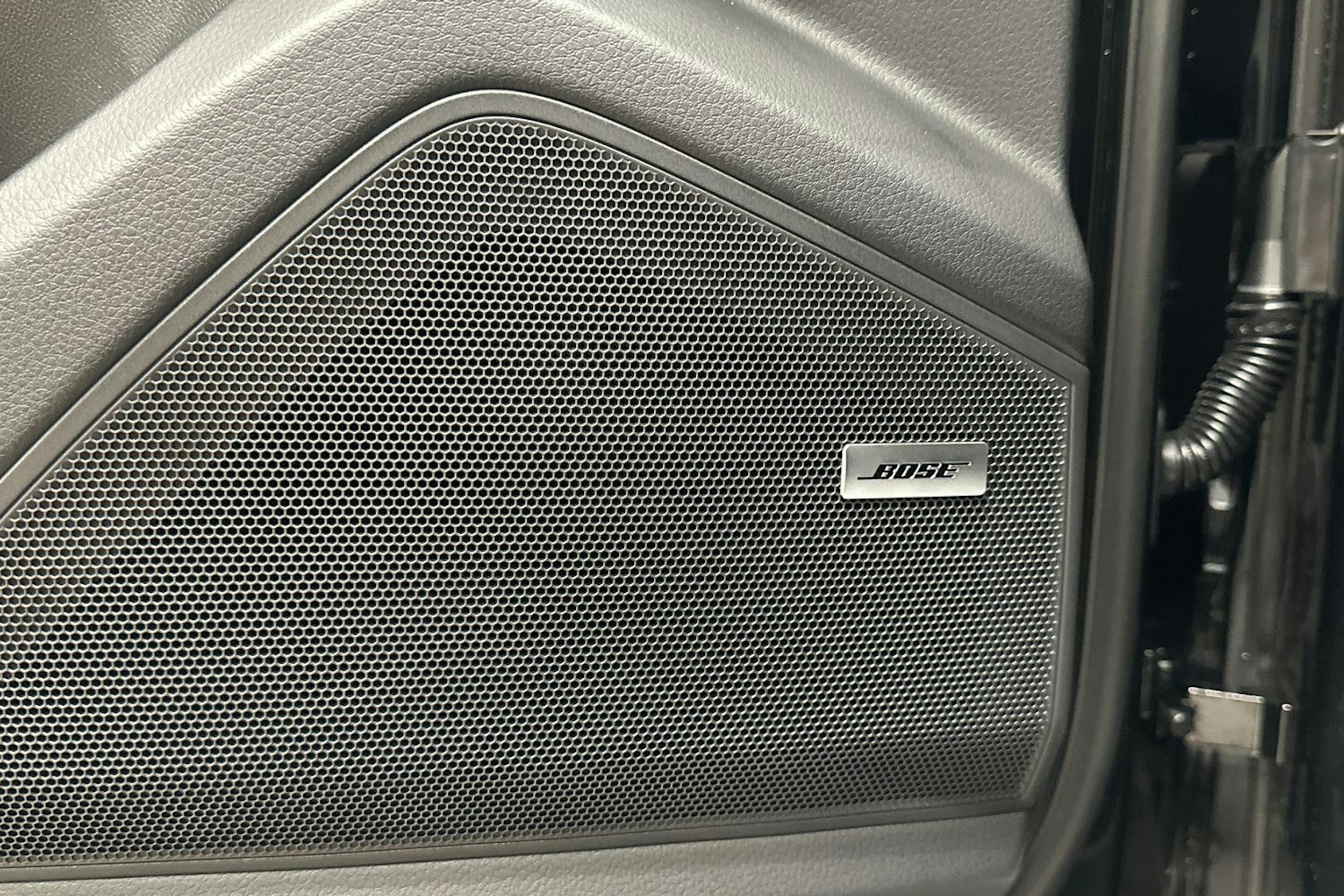 musta Porsche Cayenne 2025 kuva 16.