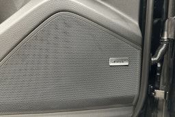 musta Porsche Cayenne 2025 kuva 16.