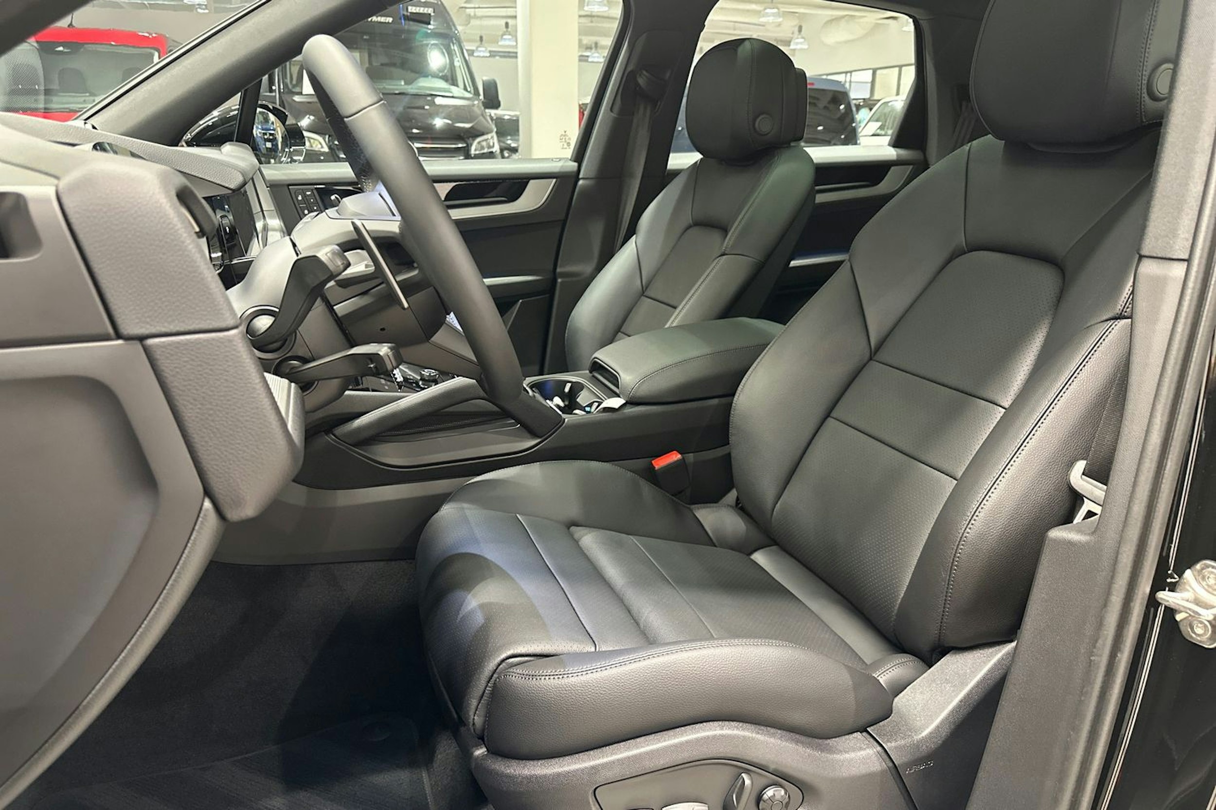 musta Porsche Cayenne 2025 kuva 18.