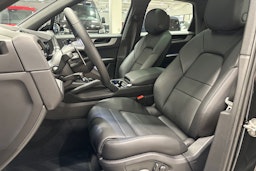 musta Porsche Cayenne 2025 kuva 18.