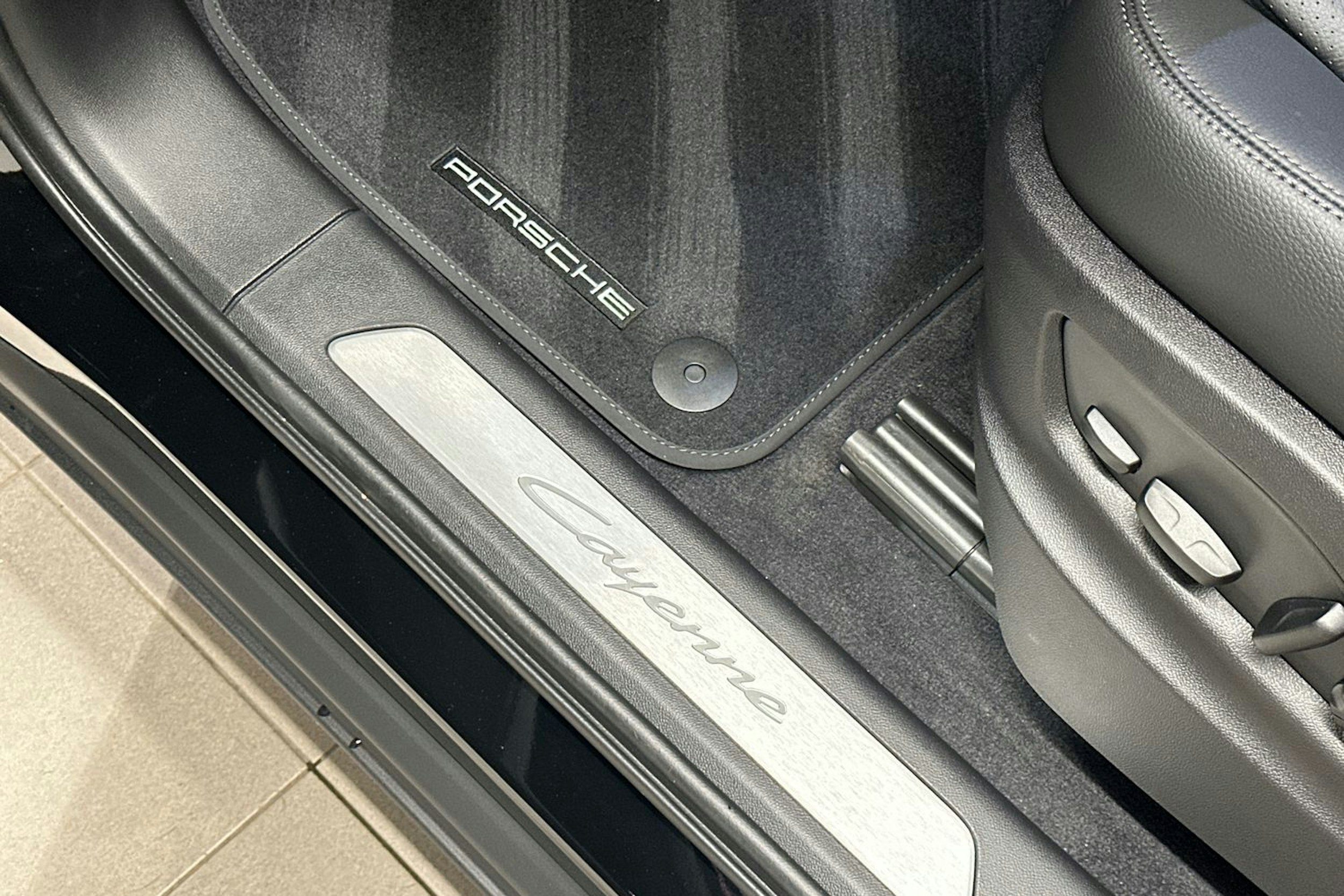 musta Porsche Cayenne 2025 kuva 19.