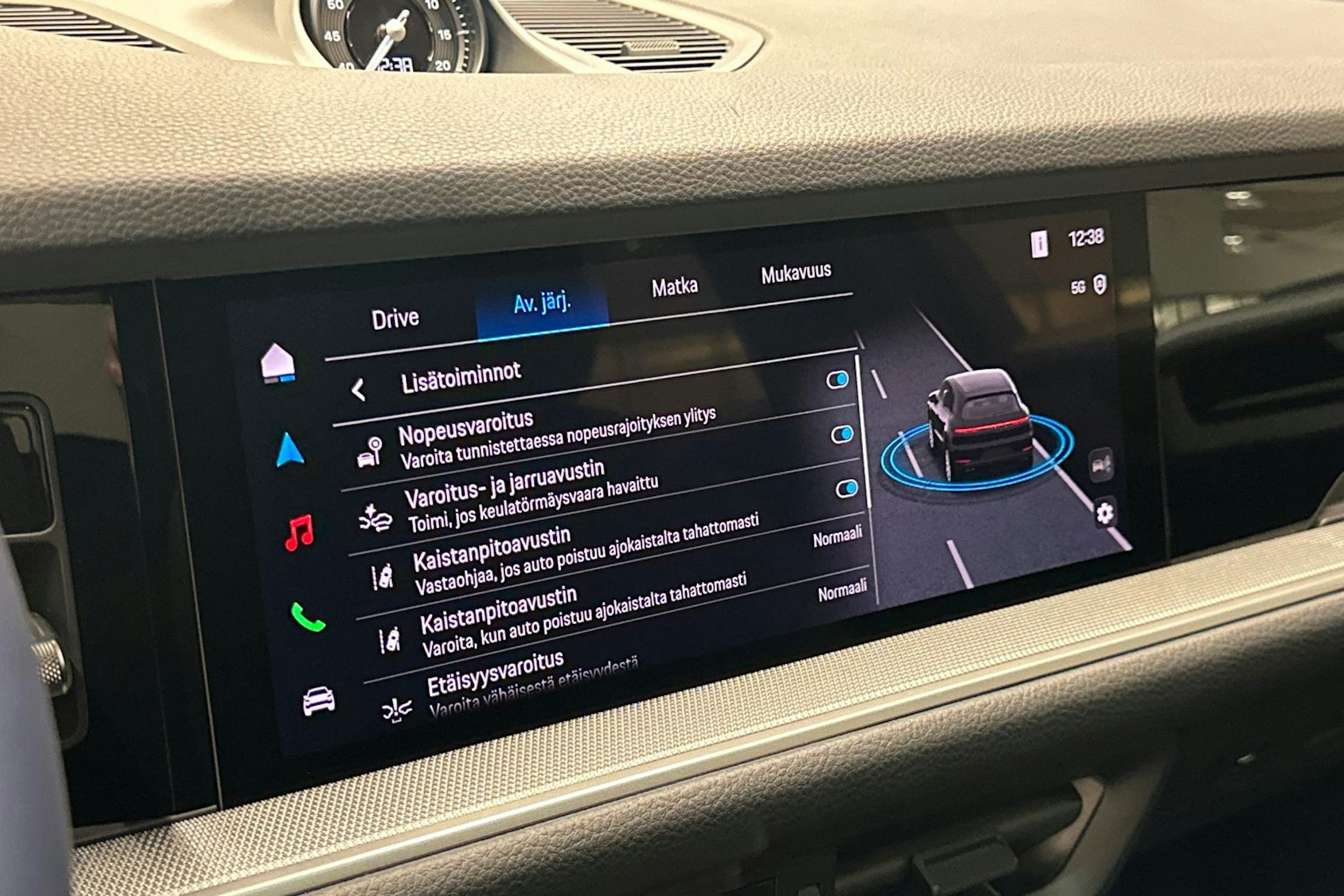 musta Porsche Cayenne 2025 kuva 20.