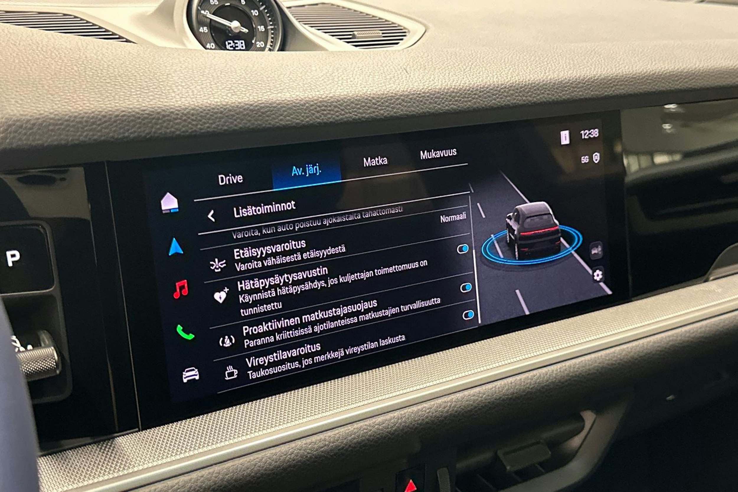 musta Porsche Cayenne 2025 kuva 21.