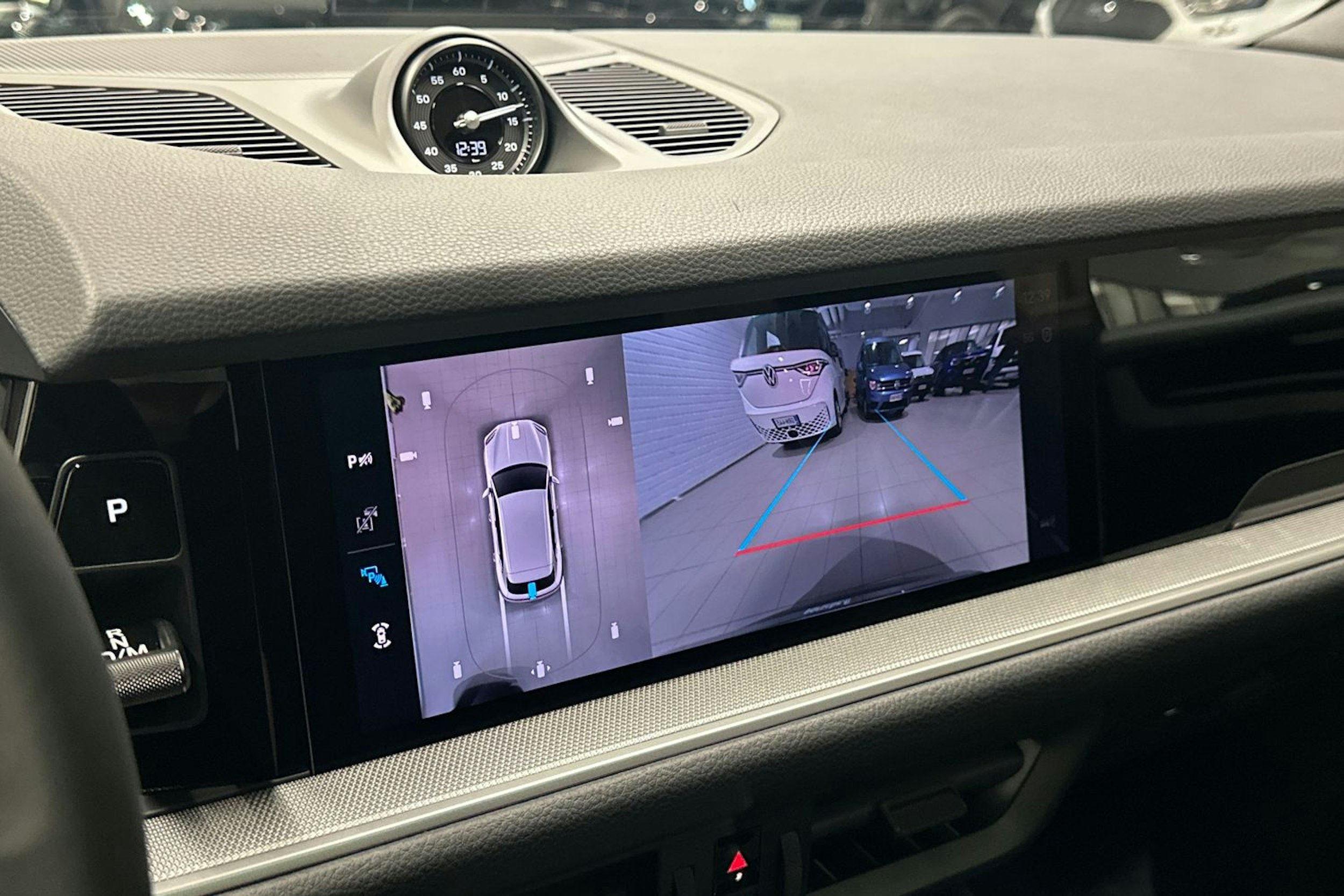 musta Porsche Cayenne 2025 kuva 22.