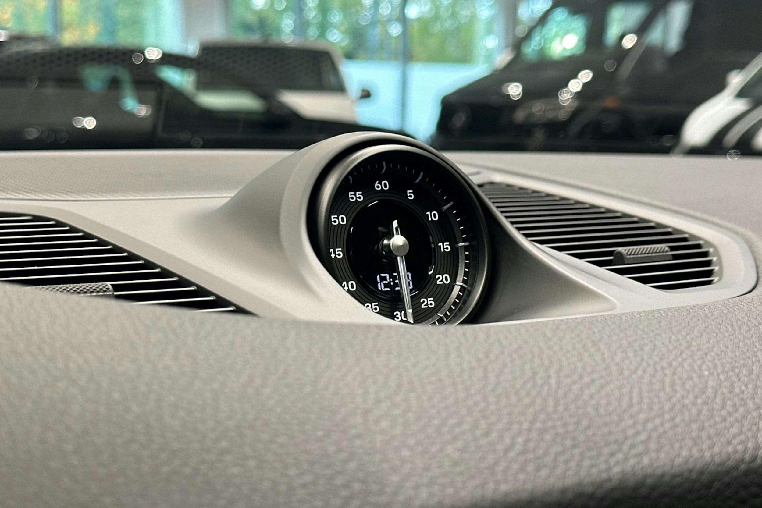 musta Porsche Cayenne 2025 kuva 23.