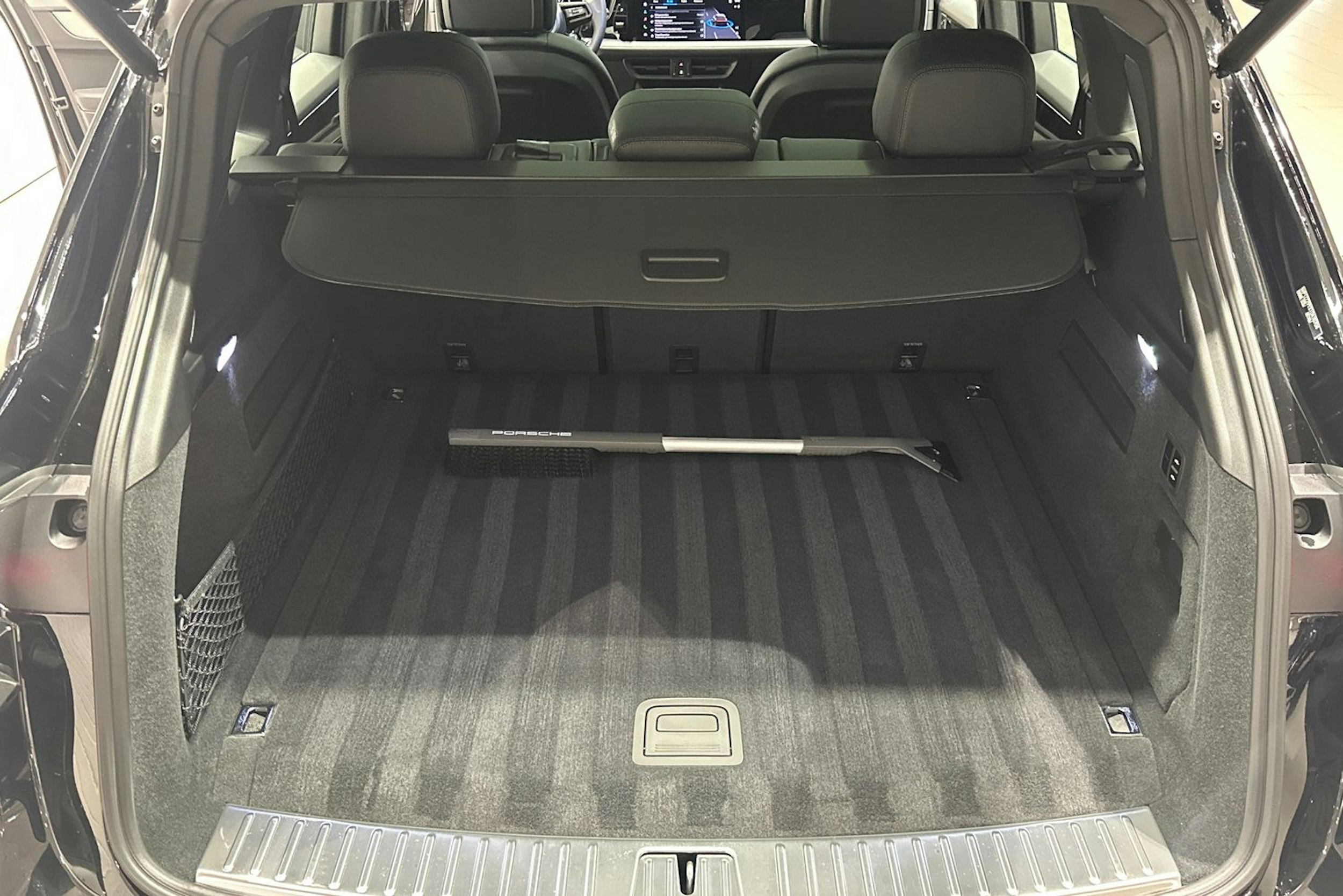 musta Porsche Cayenne 2025 kuva 24.