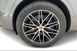 harmaa Porsche Cayenne 2025 kuva 9.