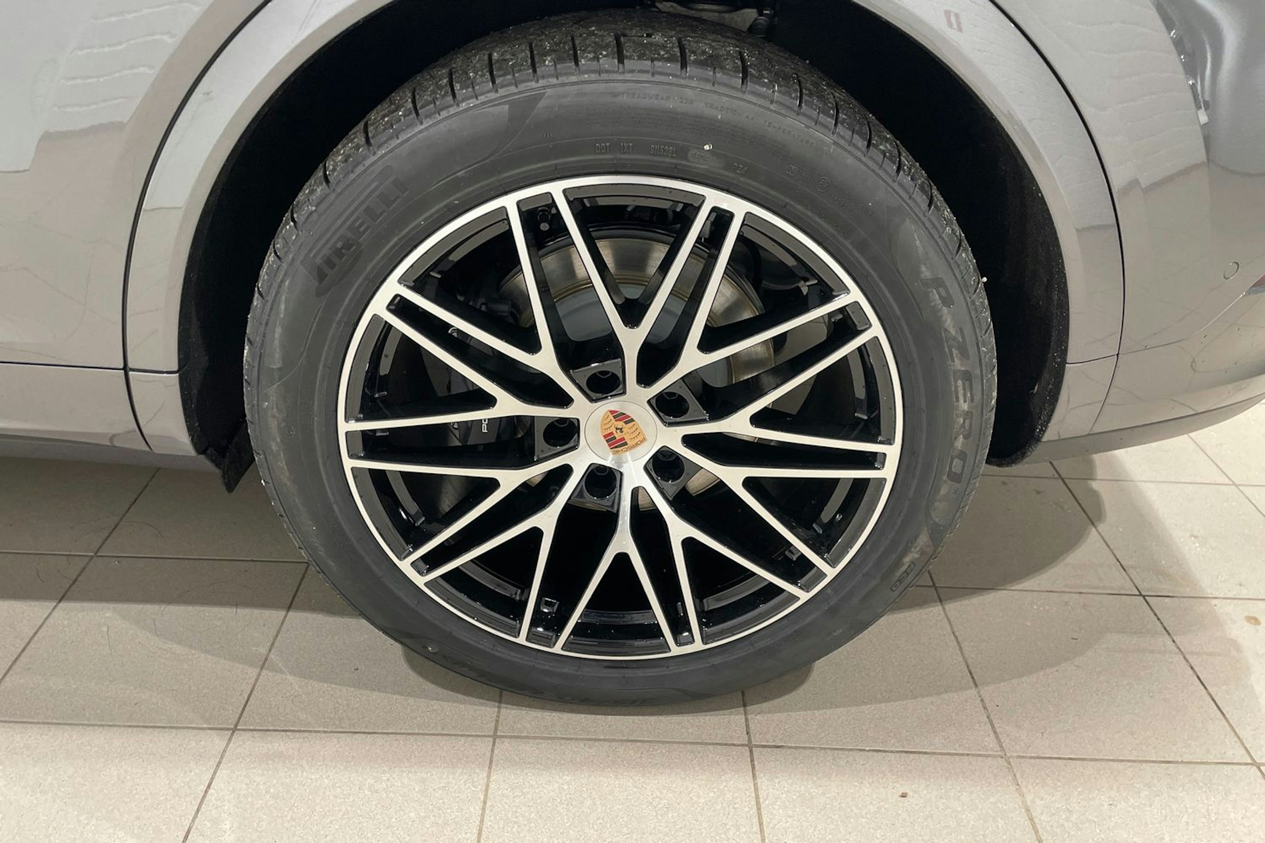 harmaa Porsche Cayenne 2025 kuva 10.