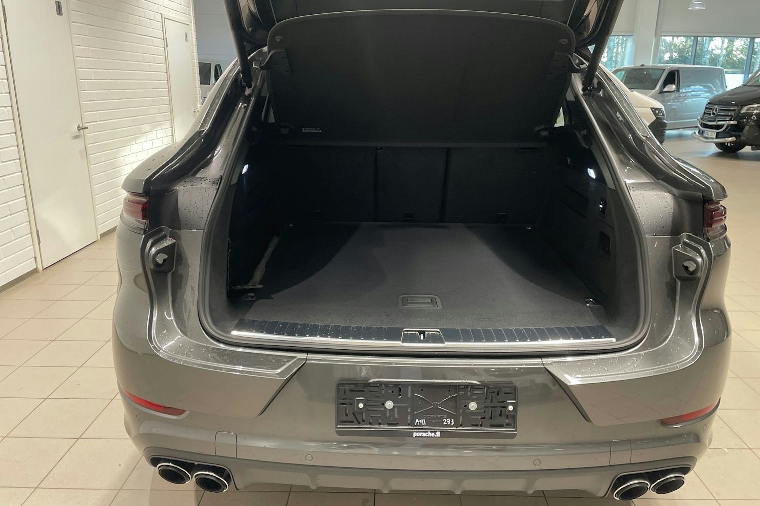 harmaa Porsche Cayenne 2025 kuva 16.