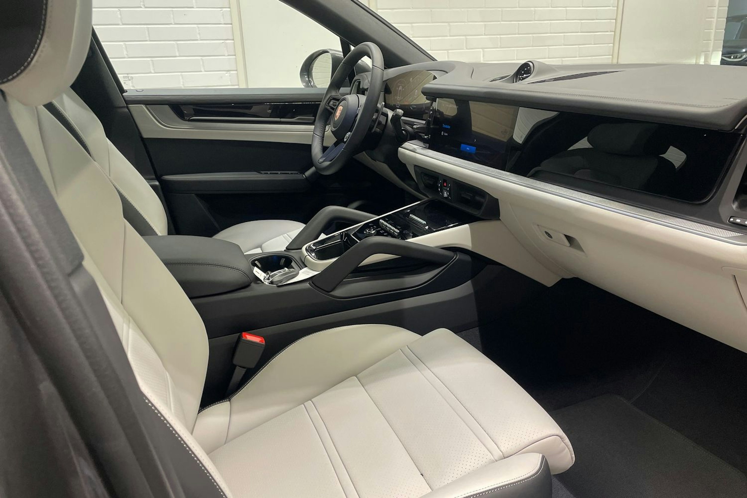 harmaa Porsche Cayenne 2025 kuva 17.