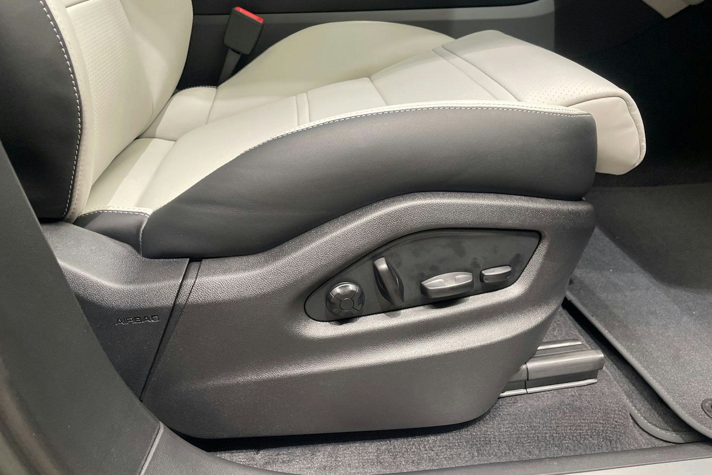 harmaa Porsche Cayenne 2025 kuva 18.