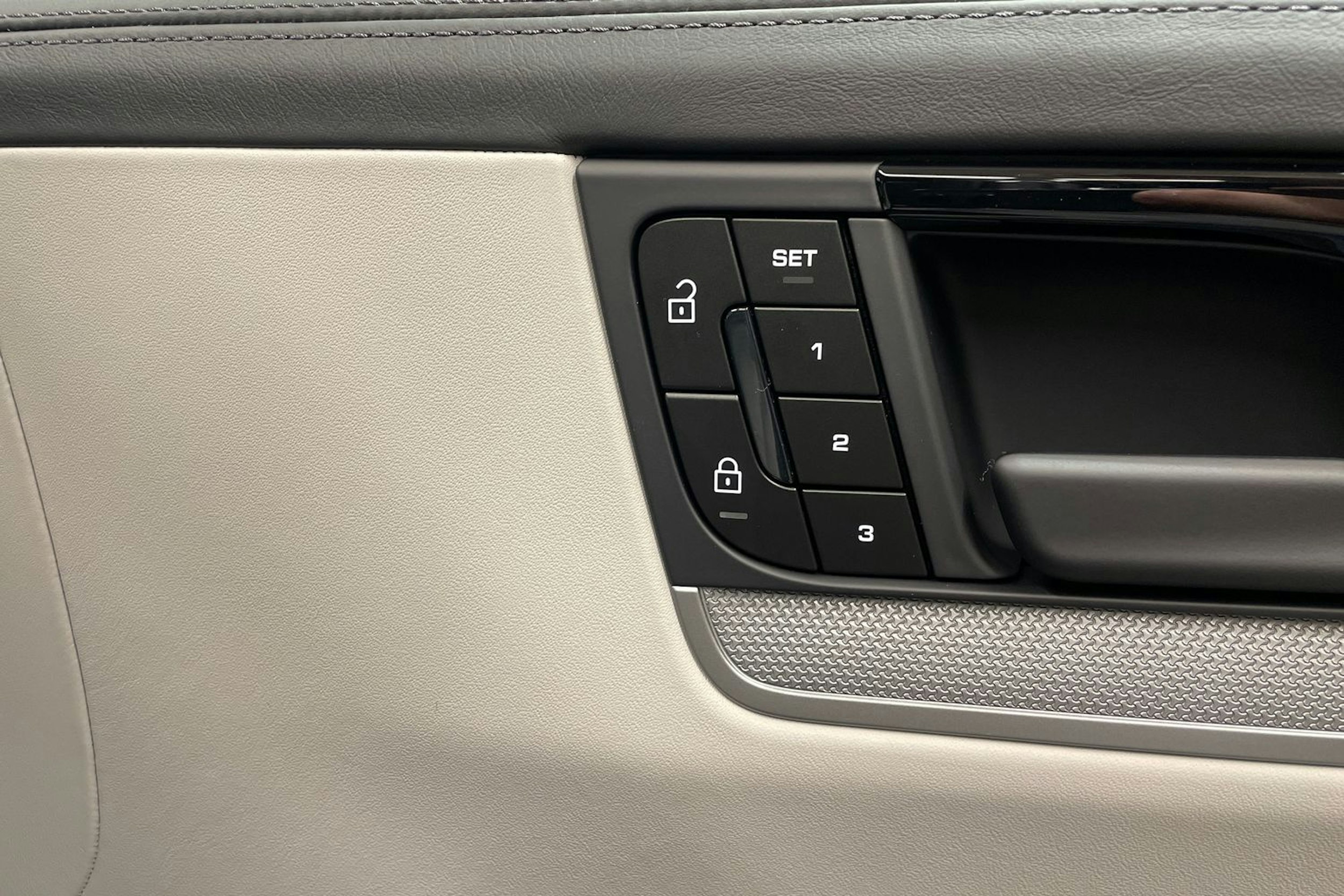 harmaa Porsche Cayenne 2025 kuva 19.