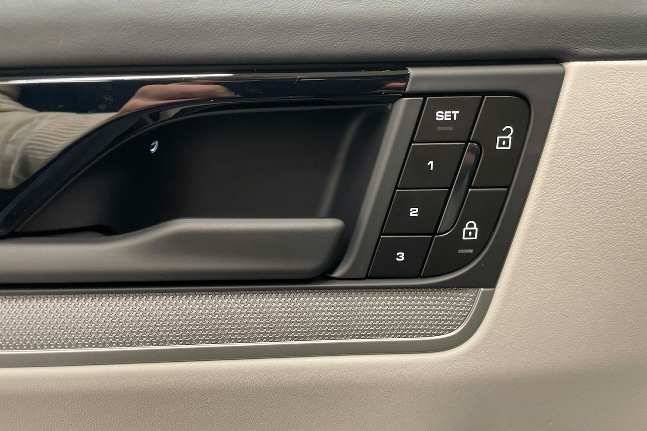 harmaa Porsche Cayenne 2025 kuva 20.