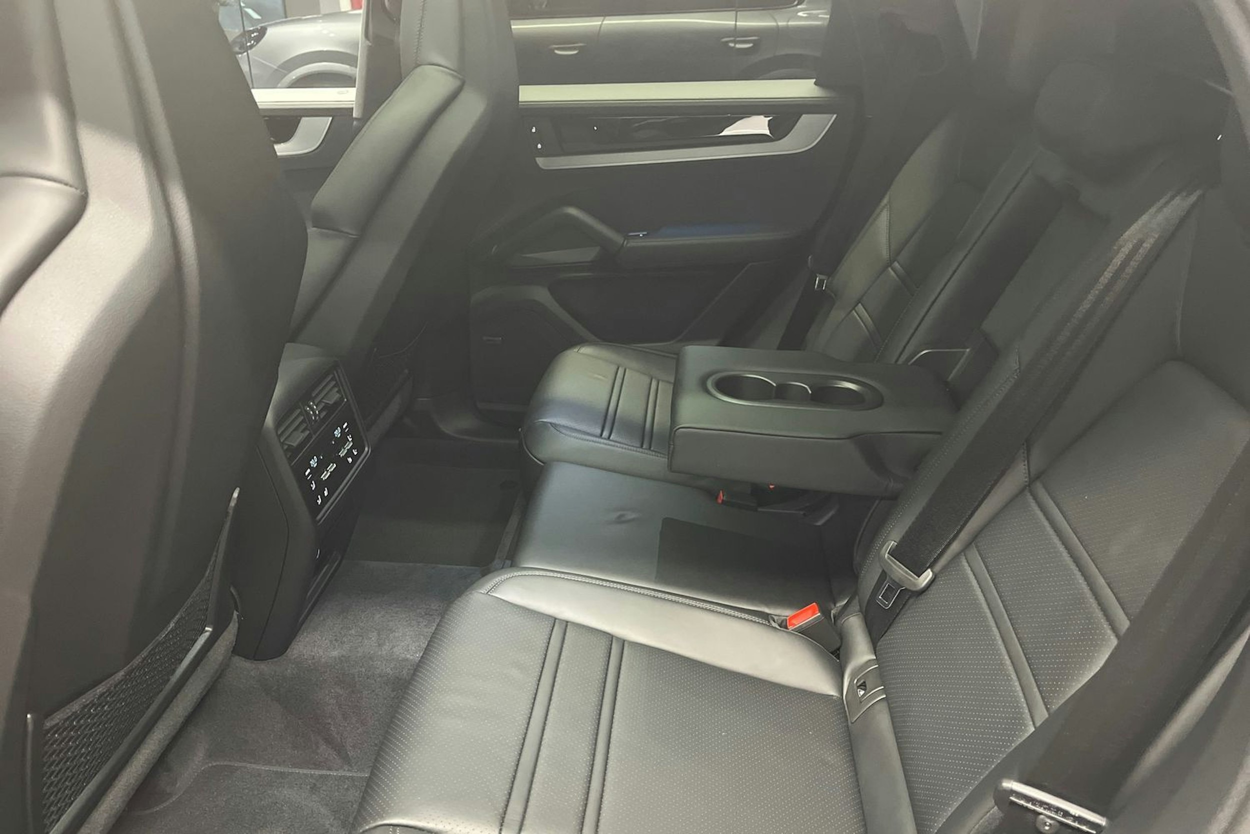 harmaa Porsche Cayenne 2025 kuva 24.