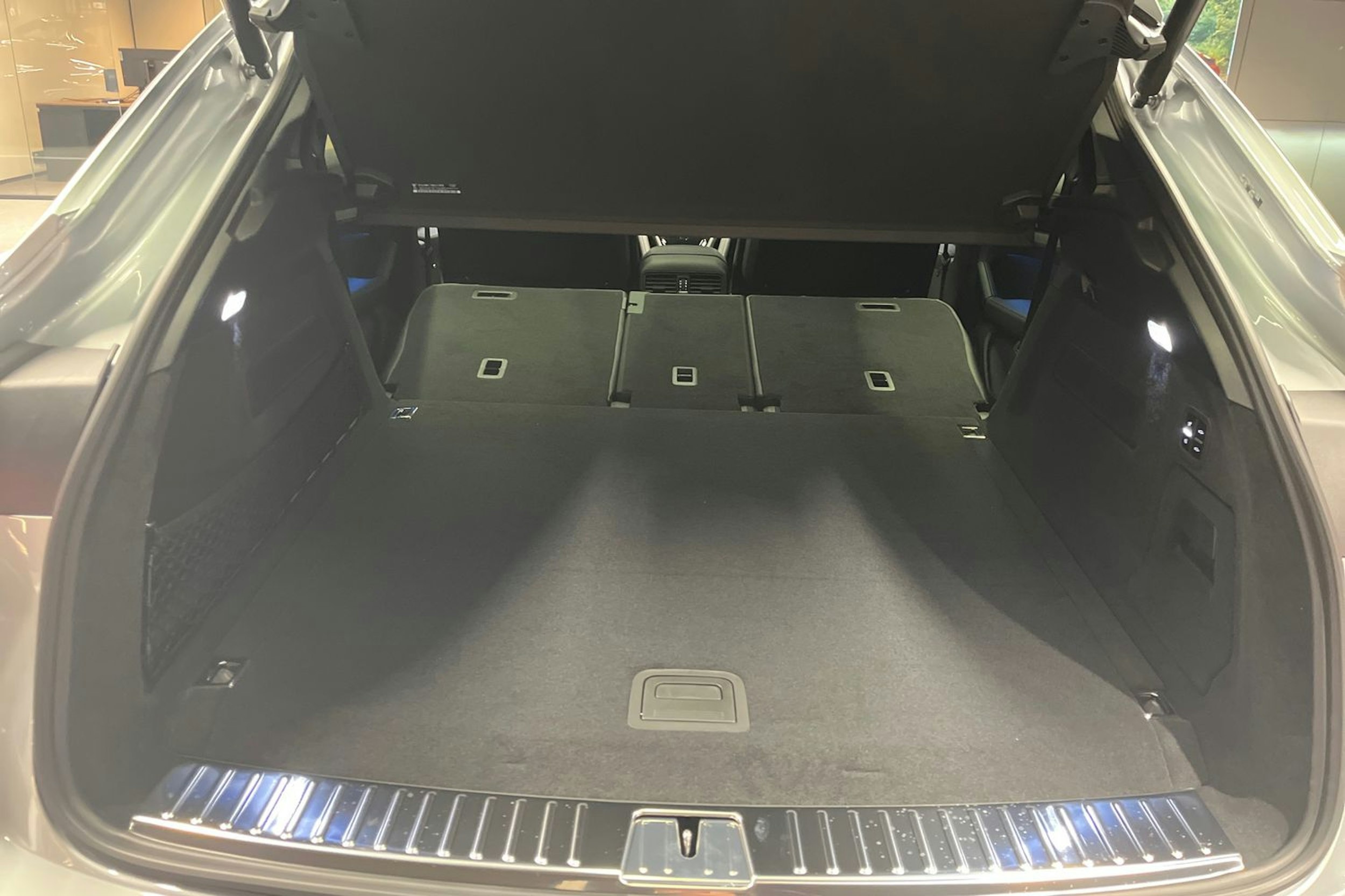 harmaa Porsche Cayenne 2025 kuva 28.