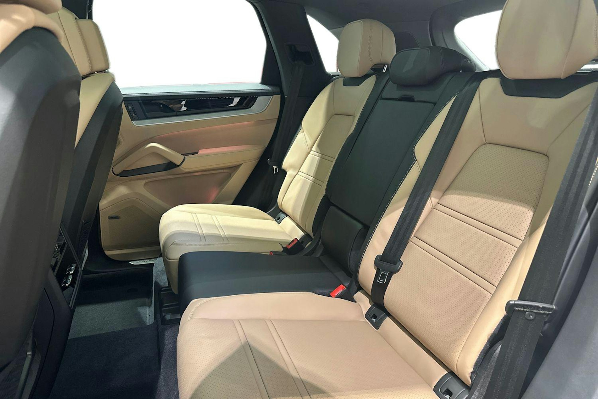 musta Porsche Cayenne 2025 kuva 8.