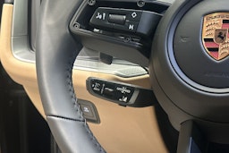 musta Porsche Cayenne 2025 kuva 12.