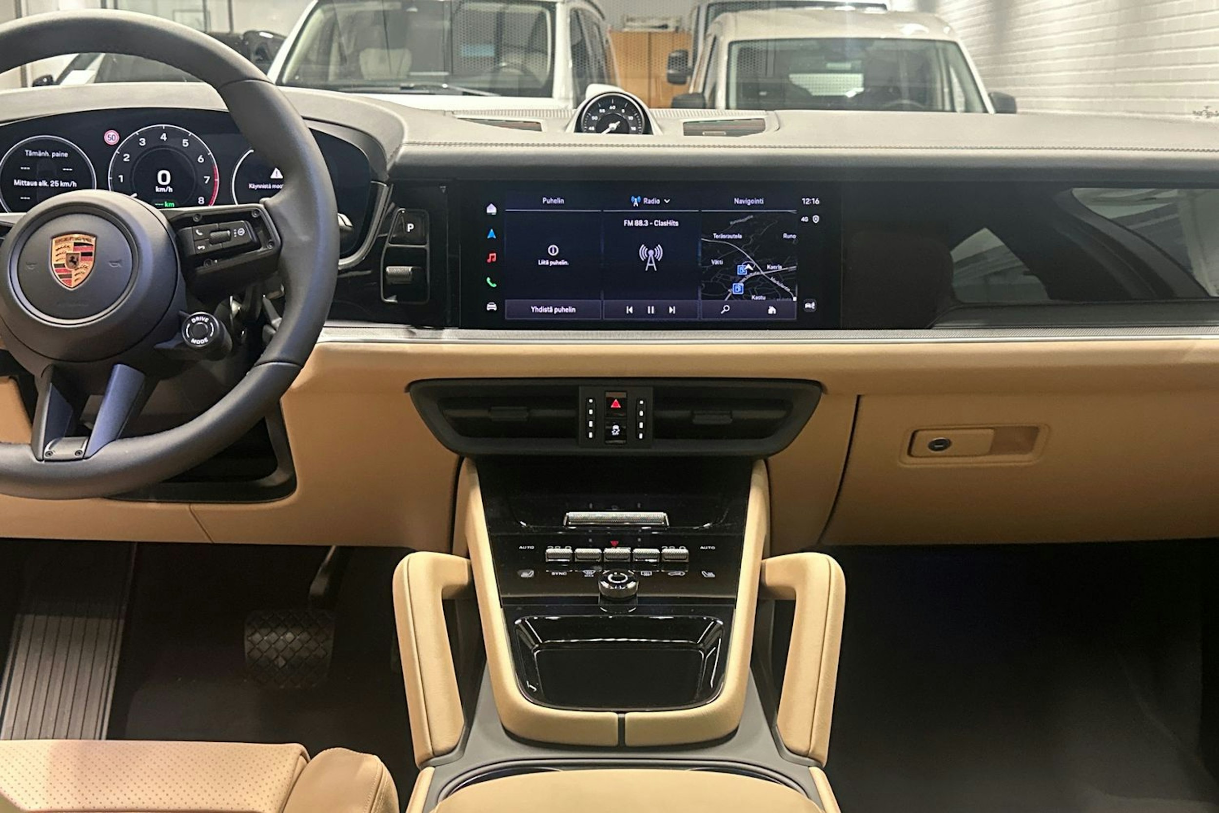 musta Porsche Cayenne 2025 kuva 13.