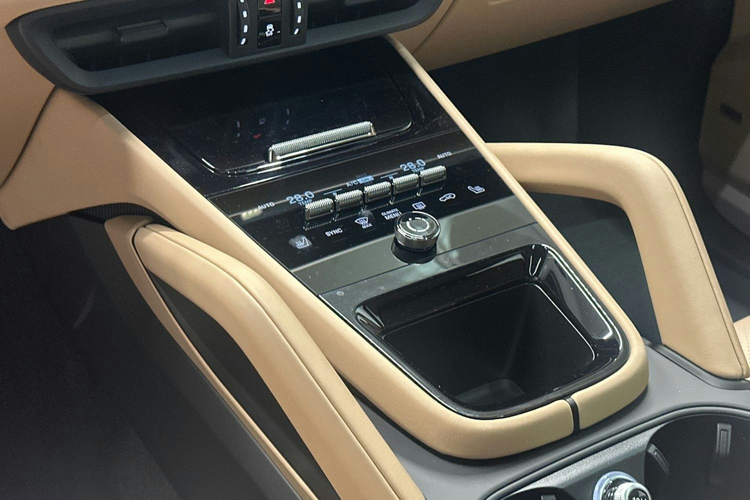 musta Porsche Cayenne 2025 kuva 14.