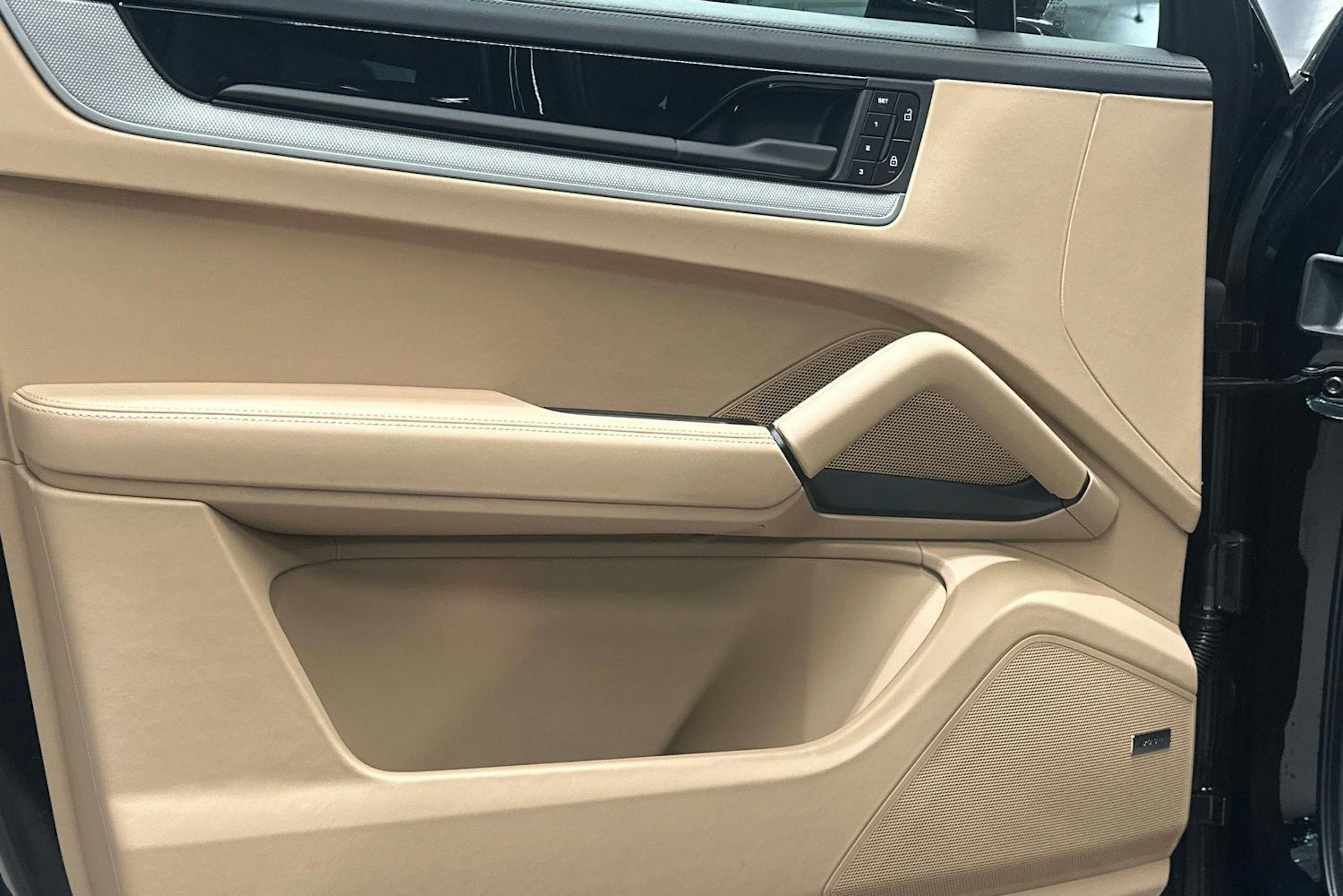 musta Porsche Cayenne 2025 kuva 15.