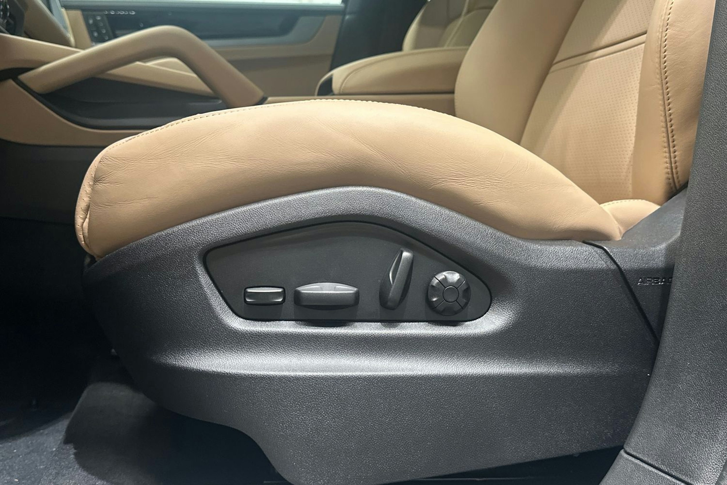 musta Porsche Cayenne 2025 kuva 17.