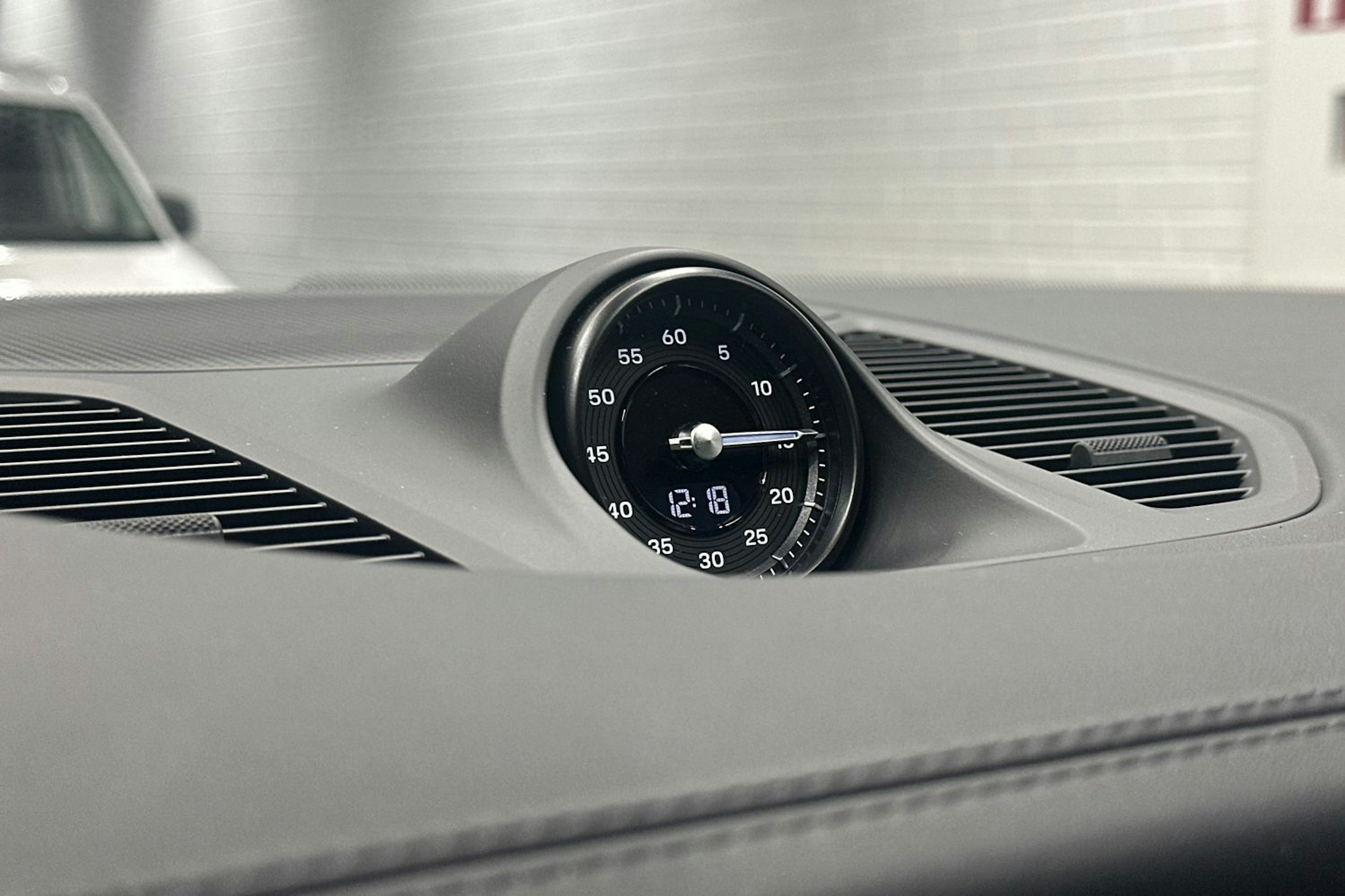 musta Porsche Cayenne 2025 kuva 19.