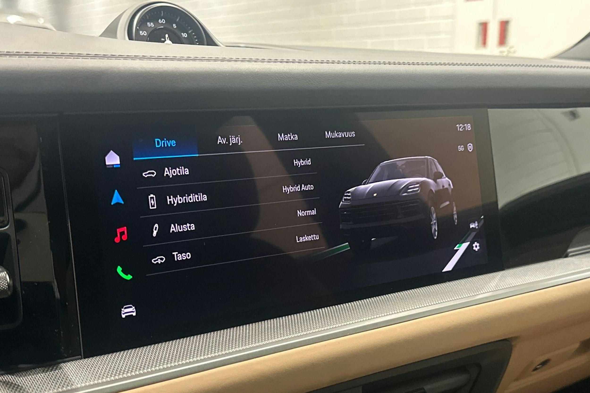 musta Porsche Cayenne 2025 kuva 20.