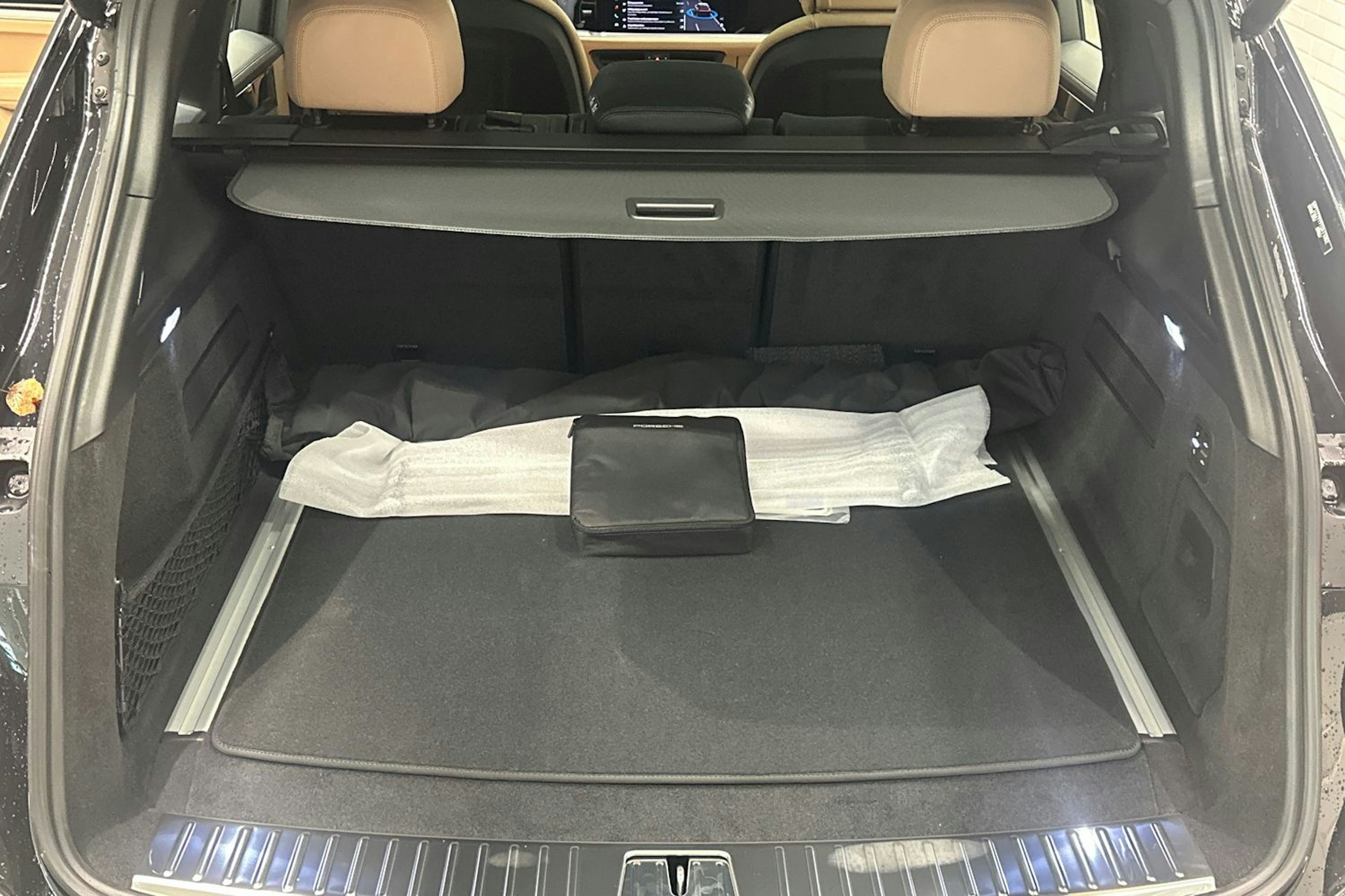 musta Porsche Cayenne 2025 kuva 25.