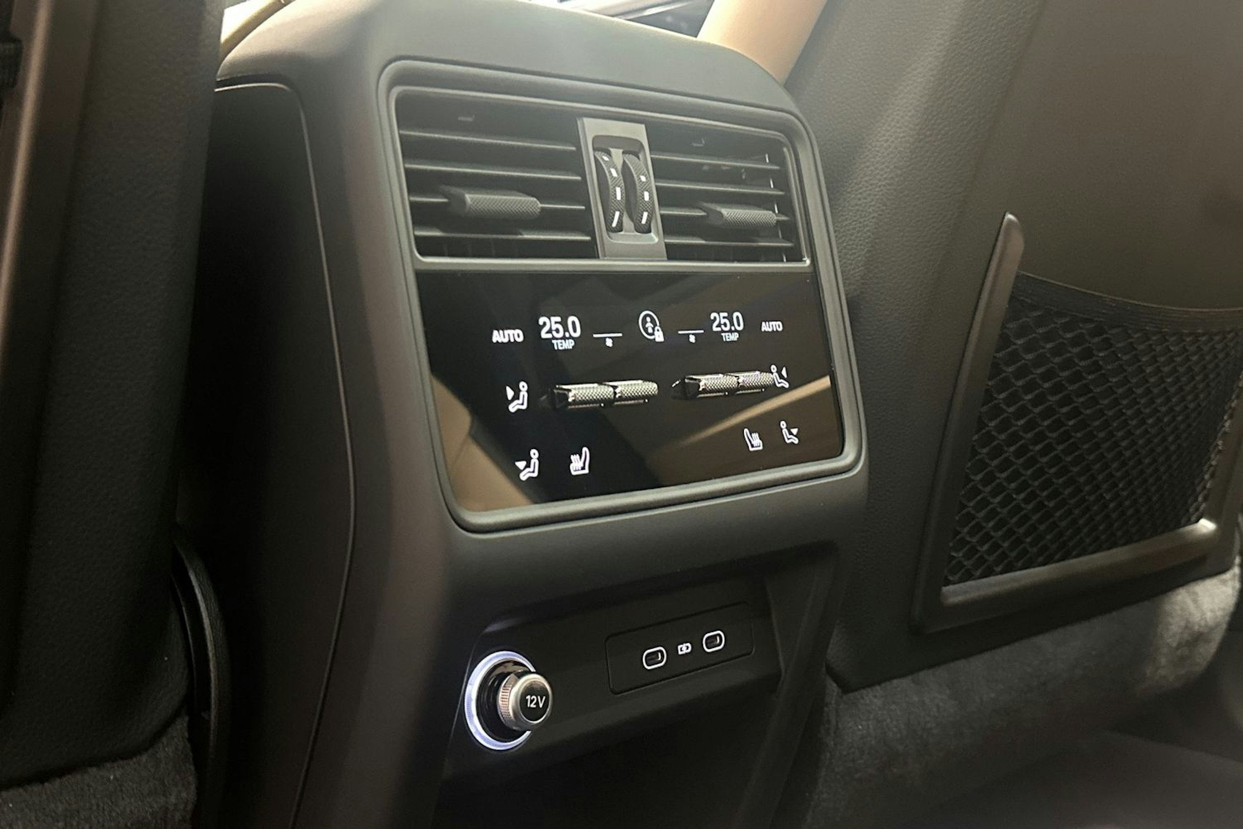 musta Porsche Cayenne 2025 kuva 26.