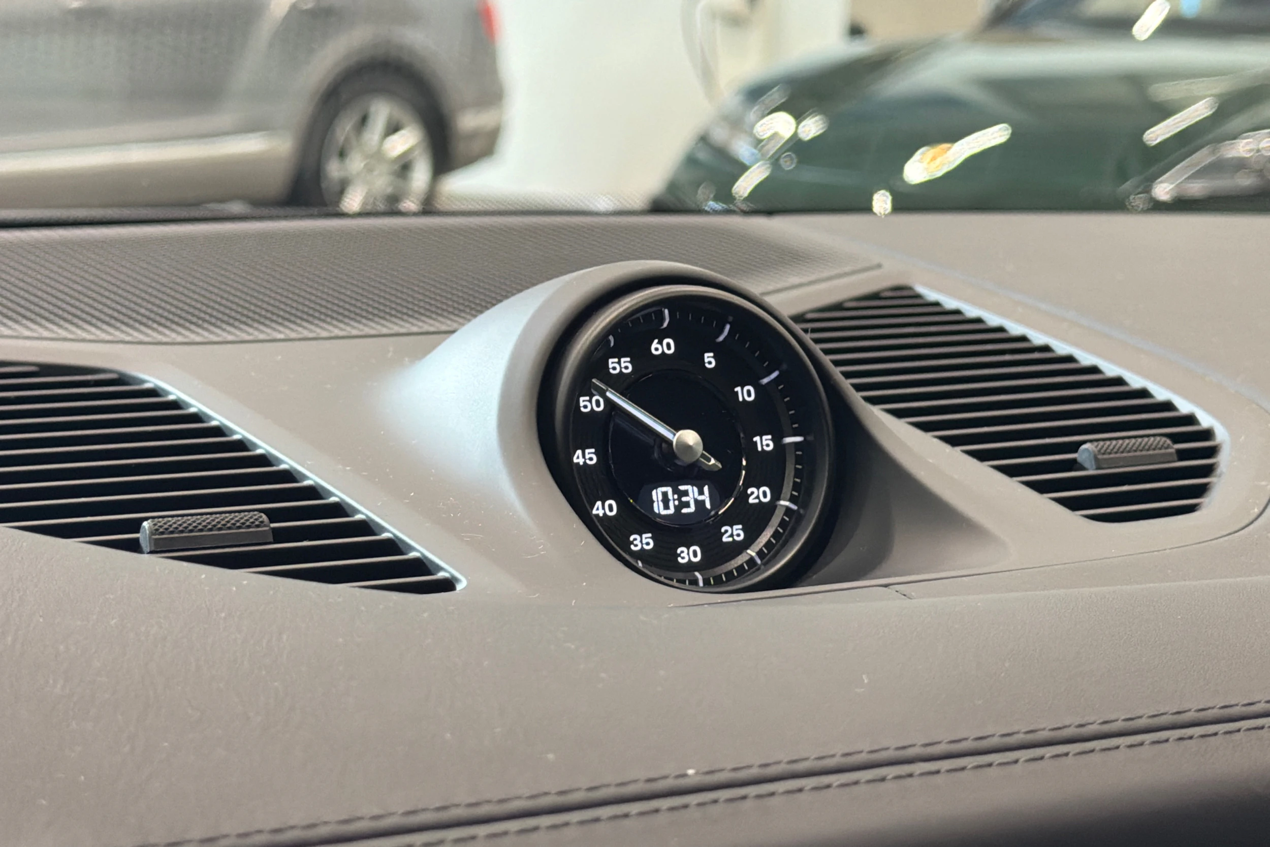 harmaa Porsche Cayenne 2025 kuva 20.